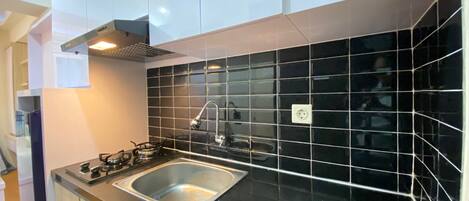 Room | Private kitchen | Fridge, stovetop, dishwasher, cookware/dishes/utensils