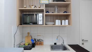 Room | Private kitchen | Fridge, stovetop, cookware/dishes/utensils
