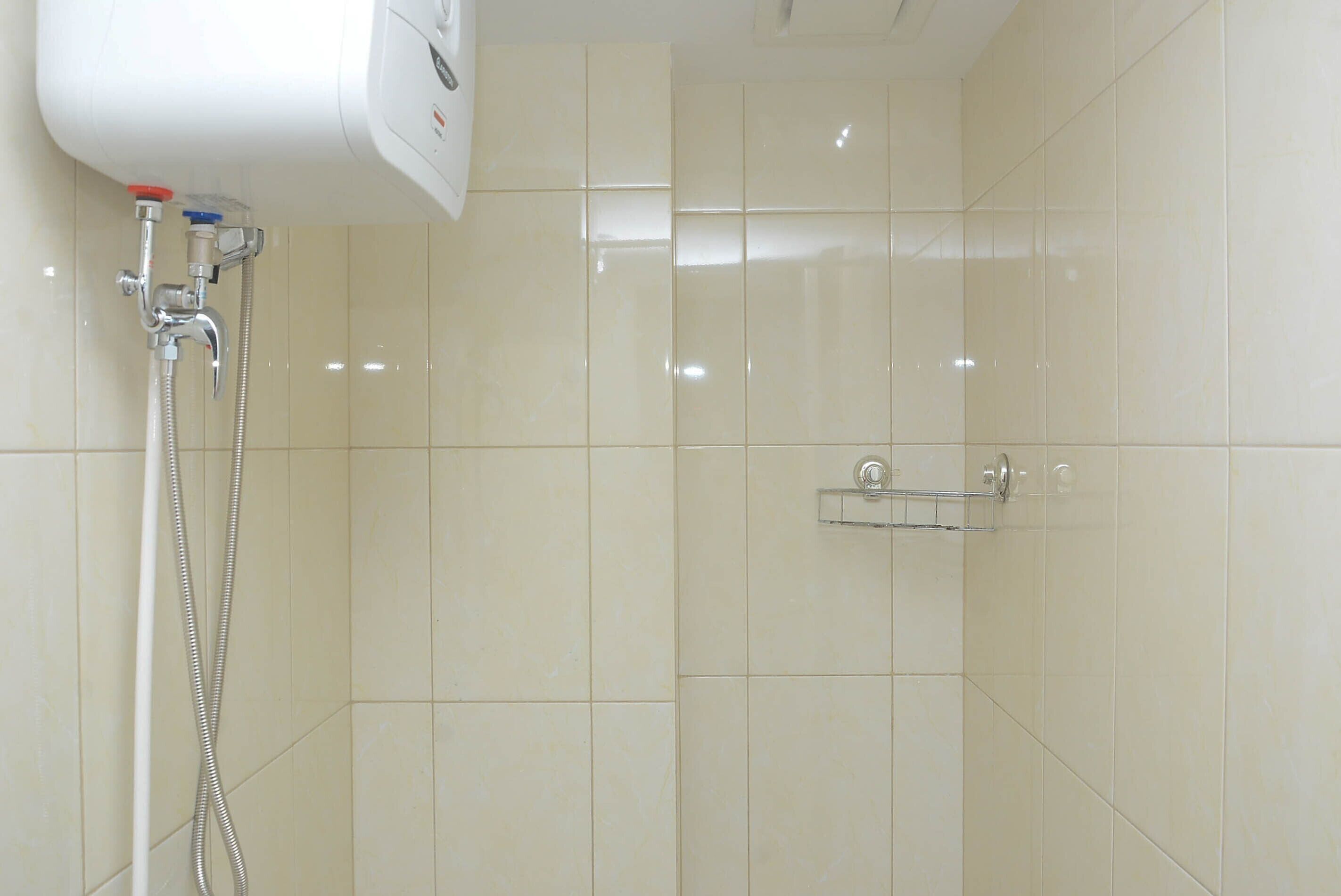 Un baño con ducha, inodoro y lavamanos.
