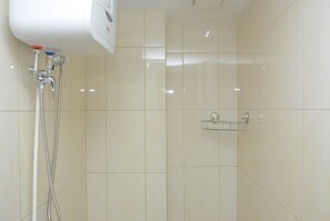Kamer | Badkamer | Een douche, gratis toiletartikelen, handdoeken
