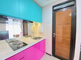 Room | Private kitchen | Fridge, stovetop, cookware/dishes/utensils