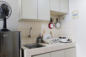 Private kitchen - Cozy Stay 1BR Serpong Greenview Apartment (South Tangerang)