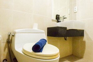 Ducha, artículos de tocador gratuitos, toallas
