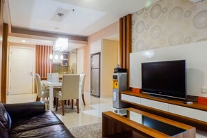 Room | 3 bedrooms, bed sheets - Strategic & Spacious 3BR Apartment at Trillium Residence (Surabaya)