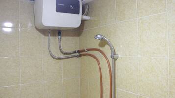 Un baño con ducha e inodoro.
