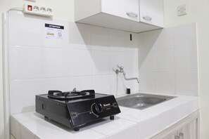 Habitación | Cocina privada | Refrigerador, parrilla de estufa y utensilios de cocina