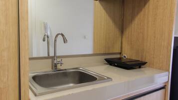 Room | Private kitchen | Fridge, stovetop, cookware/dishes/utensils