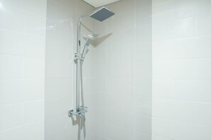 Habitación | Baño | Regadera, amenidades de baño gratuitas, toallas 