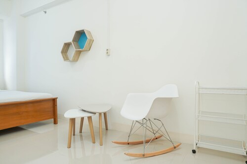 Cozy and Simply 1BR Green Pramuka Apartment