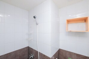 Room | Bathroom | Shower, free toiletries, towels - Cozy and Simply 1BR Green Pramuka Apartment (Jakarta)