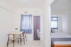 Room | 1 bedroom, free WiFi, bed sheets - Cozy and Simply 1BR Green Pramuka Apartment (Jakarta)