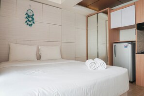 Room | Free WiFi, bed sheets - Modern Studio with City View Amethyst Apartment (Jakarta)