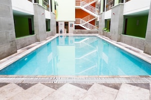 Una piscina al aire libre