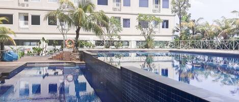 Una piscina al aire libre