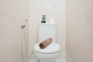 Zimmer | Badezimmer | Dusche, kostenlose Toilettenartikel, Handtücher