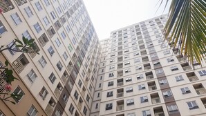Un immeuble de grande hauteur doté de nombreux balcons et fenêtres.