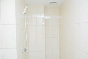 Chambre | Salle de bain | Douche, articles de toilette (gratuits), serviettes fournies