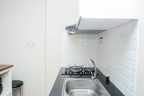 Private kitchen - Best and Relax 2BR Springlake Summarecon Apartment (Bekasi)