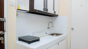 Quarto | Cozinha privada | Geladeira, cooktop, talheres/pratos/utensílios de cozinha