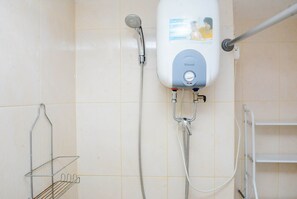 Værelse | Badeværelse | Bruser, gratis toiletartikler, håndklæder