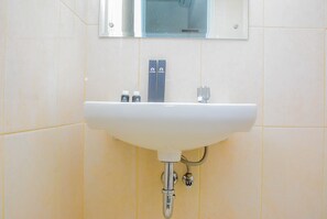 Room | Bathroom | Shower, free toiletries, towels - Comfy Studio at The Springlake Summarecon Apartment (Bekasi)