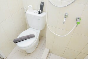 Bathroom - Relaxing Studio at Springlake Summarecon Bekasi Apartment (Bekasi)
