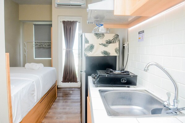 Private kitchen - Relaxing Studio at Springlake Summarecon Bekasi Apartment (Bekasi)