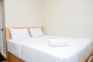 Room | Desk, bed sheets