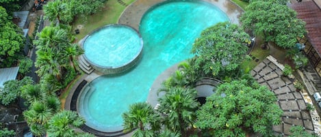 Una piscina al aire libre
