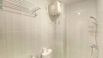 Room | Bathroom | Shower, free toiletries, towels