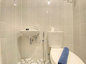 Zimmer | Badezimmer | Dusche, kostenlose Toilettenartikel, Handtücher