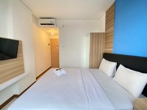 Room | Free WiFi, bed sheets - Cozy Studio The Lodge Paskal Apartment near 23 Paskal (Bandung)