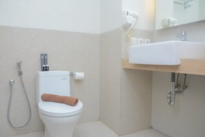 Room | Bathroom | Shower, free toiletries, towels