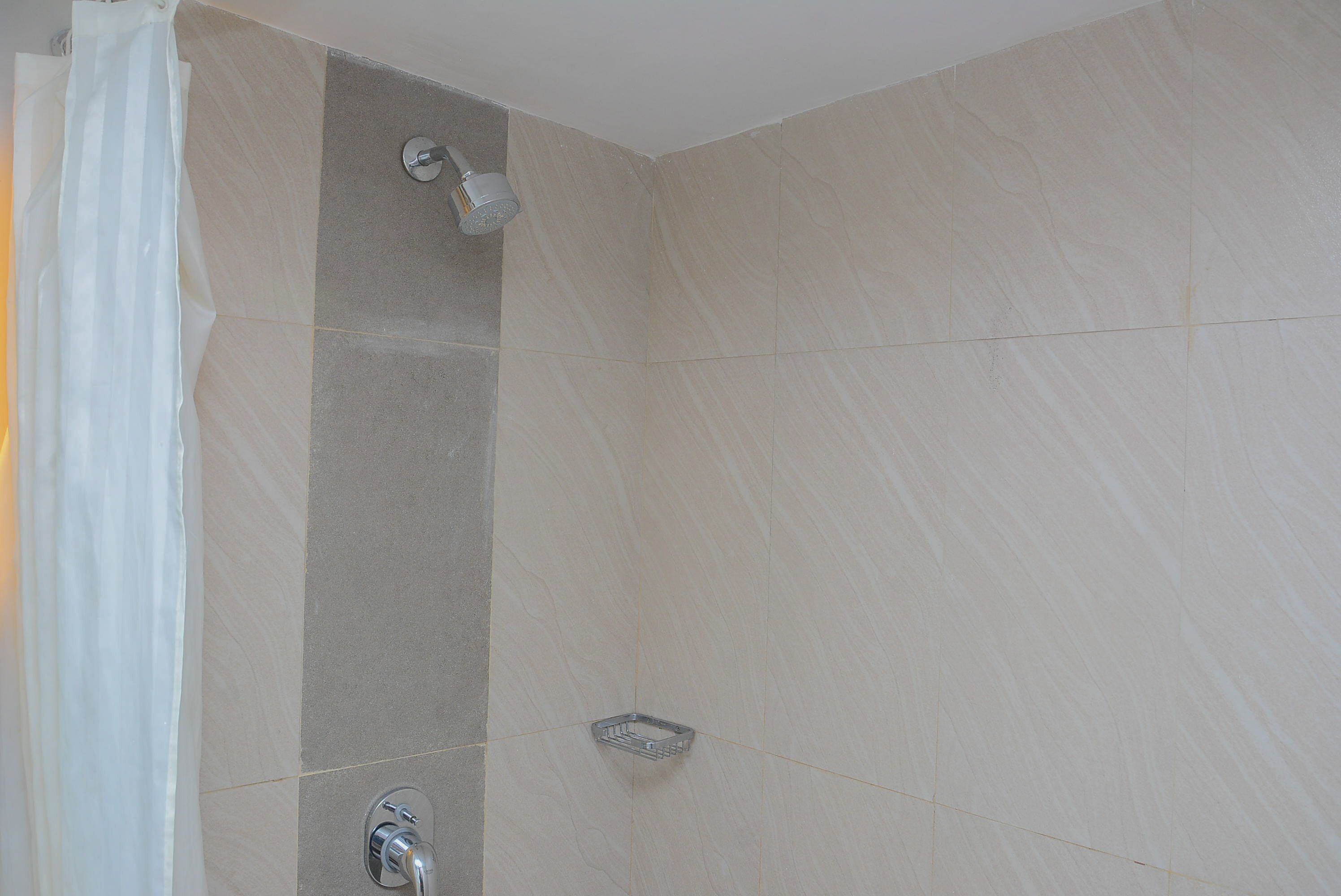 Chambre | Salle de bain | Douche, articles de toilette gratuits, serviettes fournies