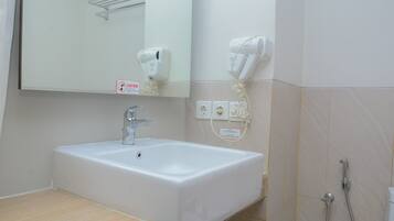 Room | Bathroom | Shower, free toiletries, towels