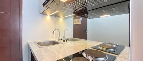 Szoba | Privát konyha | Hűtőszekrény, főzőlap, mosogatógép és főzőedények/tányérok/evőeszközök