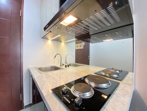 Room | Private kitchen | Fridge, stovetop, dishwasher, cookware/dishes/utensils - Luxurious & Cozy 2BR Gateway Pasteur Apartment near Exit Toll (Cimahi)