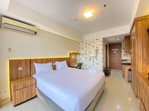 Room | Free WiFi, bed sheets - Spacious Studio Room at Beverly Dago Apartment (Bandung)