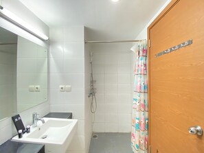 Room | Bathroom | Shower, free toiletries, towels - Spacious Studio Room at Beverly Dago Apartment (Bandung)