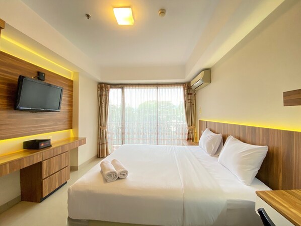 Room | Free WiFi, bed sheets - Spacious Studio Room at Beverly Dago Apartment (Bandung)