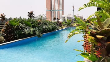 Una piscina al aire libre