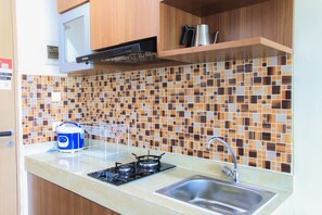 Room | Private kitchen | Fridge, stovetop, cookware/dishes/utensils - Comfy Stay Studio Apartment at B Residence (Pagedangan)