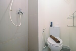 Room | Bathroom | Shower, free toiletries, towels - Comfy Studio at Bogorienze Apartment near The Jungle Waterpark (Bogor)