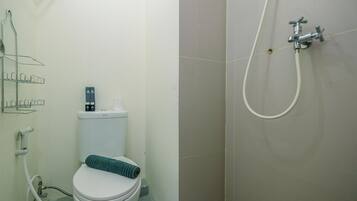 Room | Bathroom | Shower, free toiletries, towels
