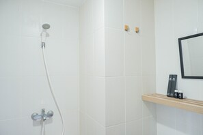 Huone | Kylpyhuone | Suihku, ilmaiset hygieniatuotteet, pyyhkeet