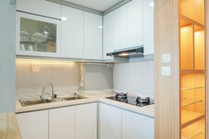 Habitación | Cocina privada | Frigorífico, placa de cocina y utensilios de cocina