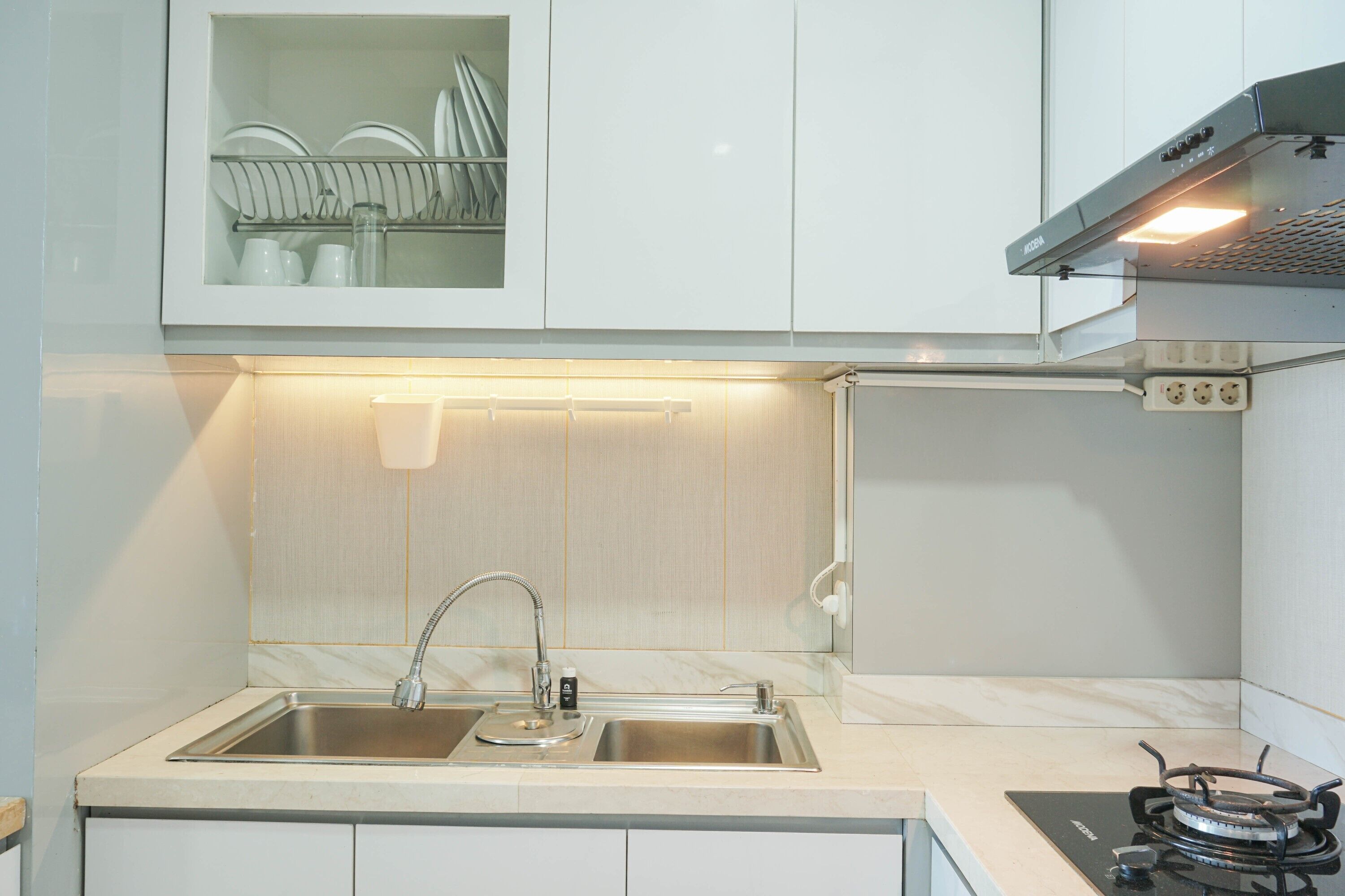 Refrigerador, placa de cocina, utensilios de cocina