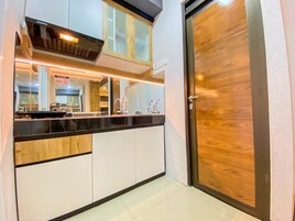 Habitación | Cocina privada | Frigorífico, placa de cocina, lavavajillas y utensilios de cocina