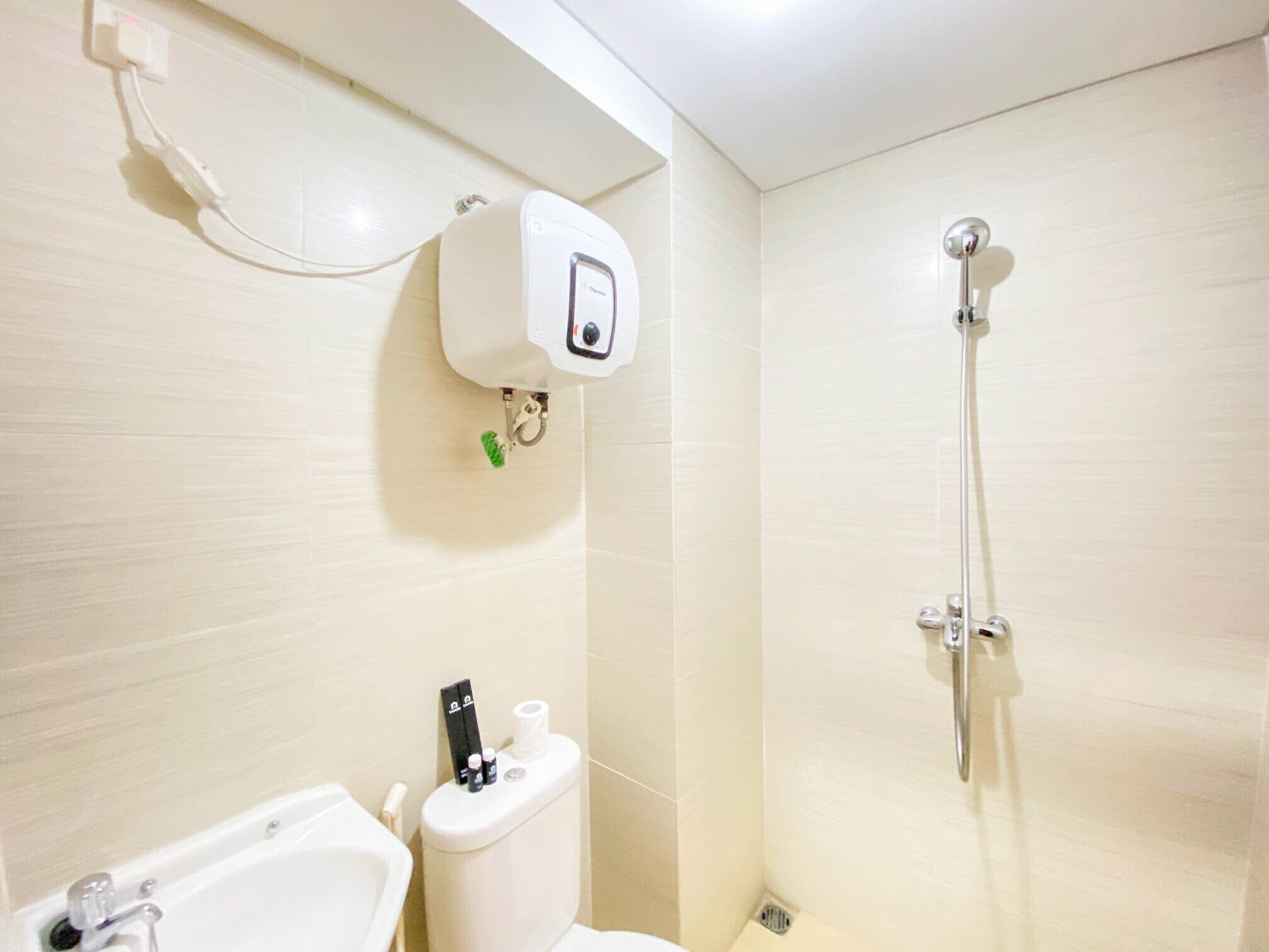 Ein Badezimmer mit Toilette, Bidet und Dusche.