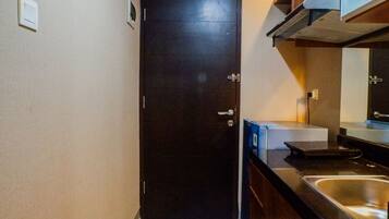 Habitación | Cocina privada | Refrigerador, parrilla de estufa y utensilios de cocina